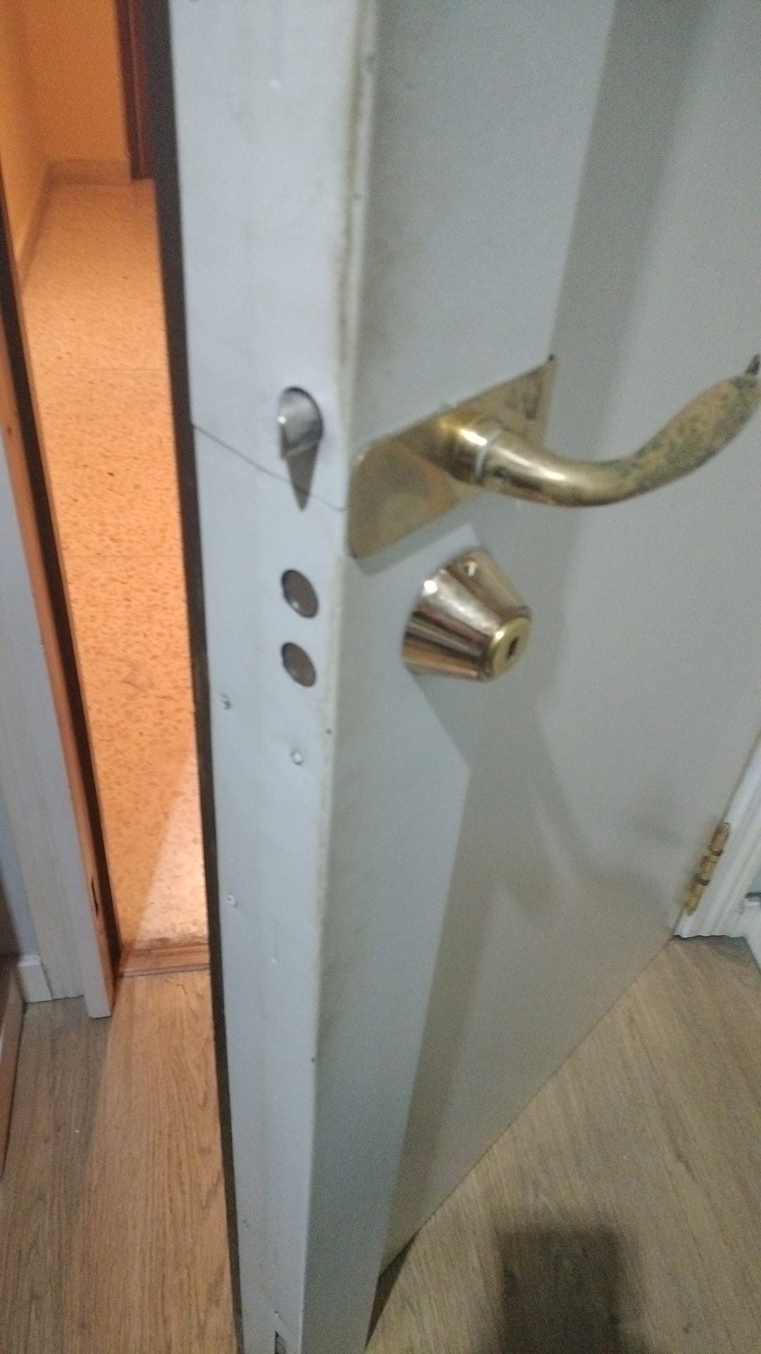 Cerrajero abriendo una puerta en Abrantes, Madrid