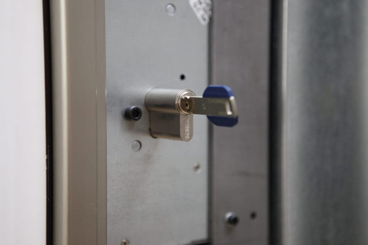 Cambio de cerradura de alta seguridad en puerta metálica en Carabanchel