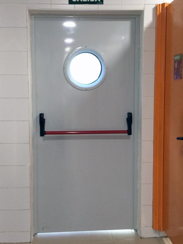 Puerta de emergencia con barra antipánico